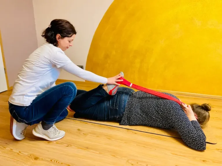 Liebscher & Bracht Engpassdehnung - Simone Frey am Patient