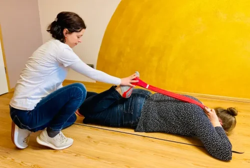 Liebscher & Bracht Engpassdehnung – Simone Frey am Patient Liebscher & Bracht Engpassdehnung - Simone Frey am Patient